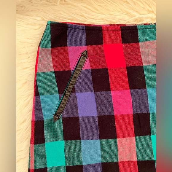 🤍 BCBGeneration 🤍 plaid multicolor mini skirt w/ welt pocket accents - size 6 - Picture 2 of 7